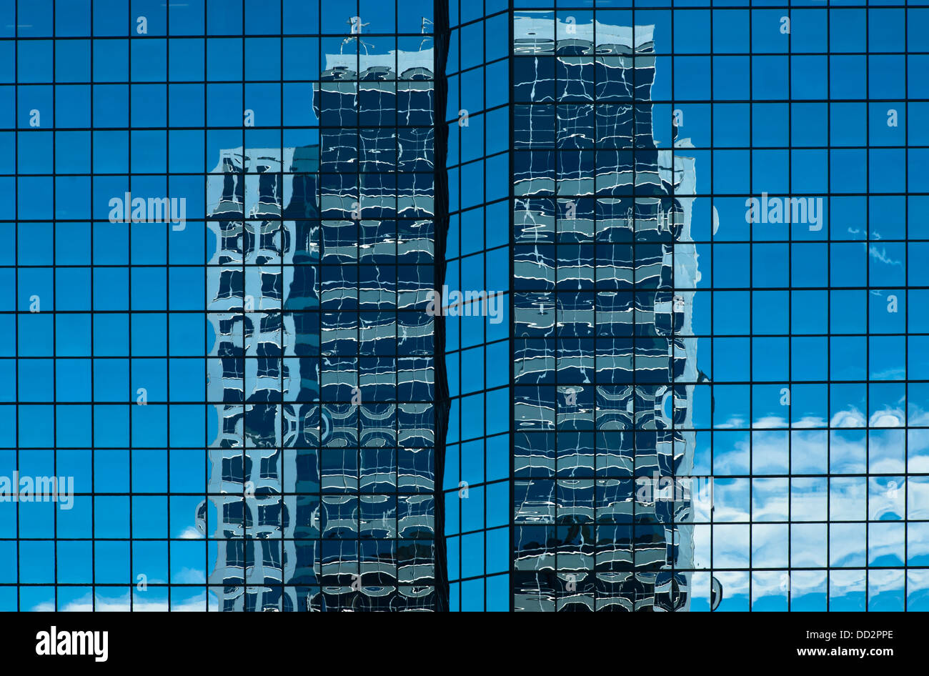 Abstrakte Reflexionen von Gebäuden in Dowtown Bellevue, Washington, USA Stockfoto