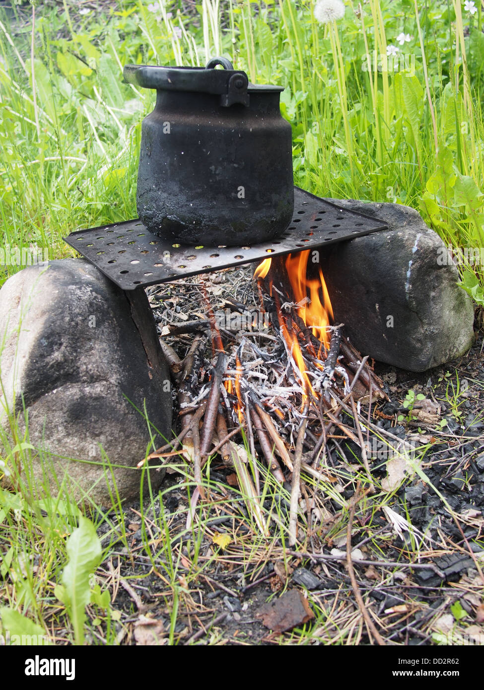 Teekanne und Kessel auf dem Feuer im Sommer Stockfoto