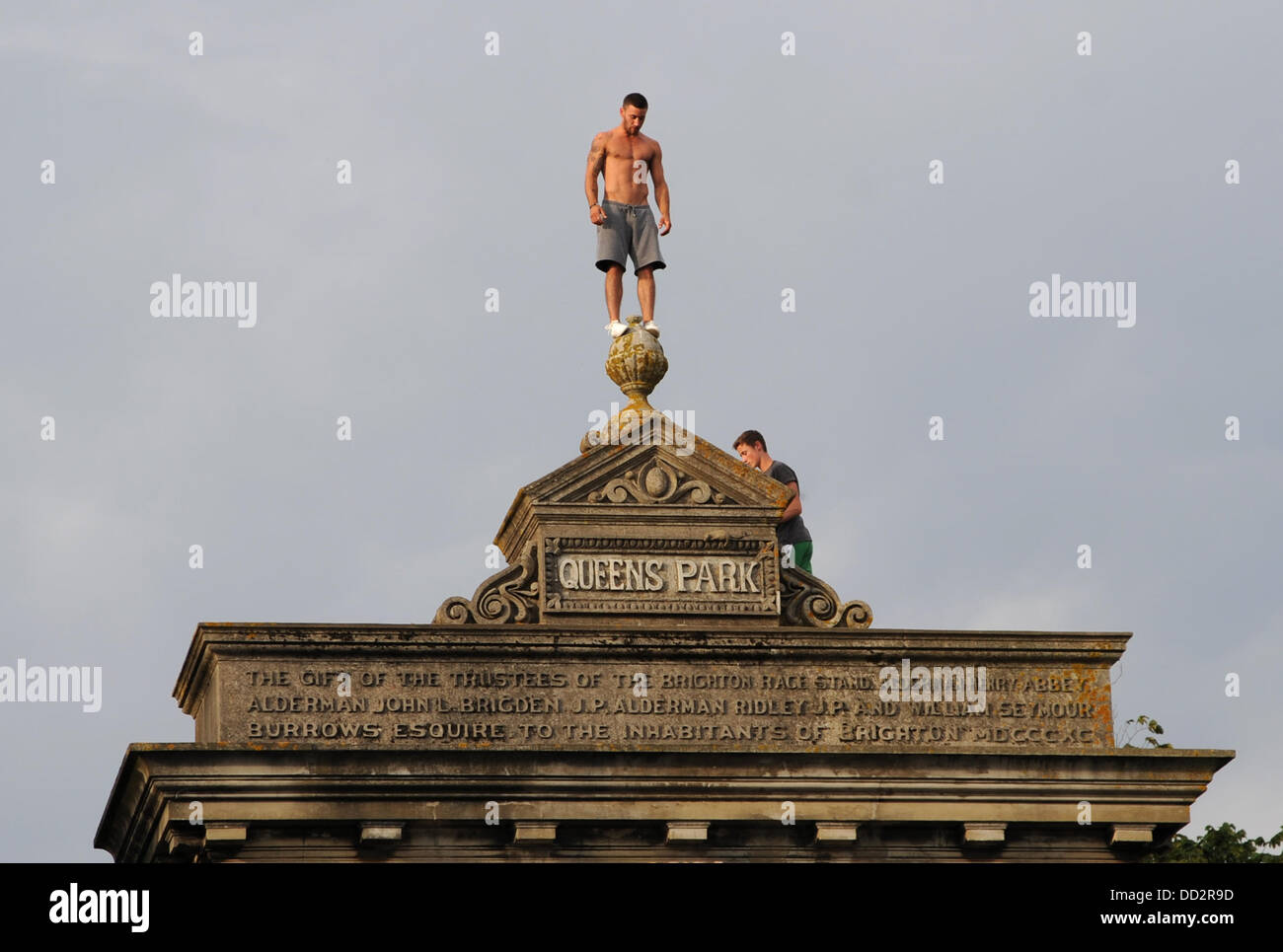 Brighton, Großbritannien. 23. August 2013. Waghalsige Kletterer auf dem Eingangsbogen in Queens Park Brighton Stockfoto