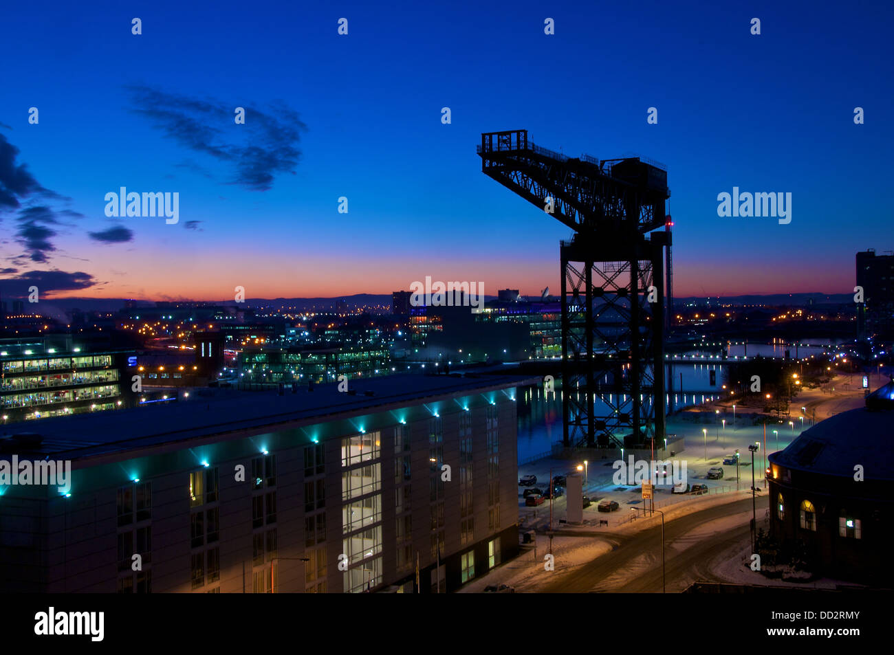 Die Finnieston Crane sitzen am Ufer des Flusses Clyde ist ein Wahrzeichen in Glasgow, Schottland Stockfoto