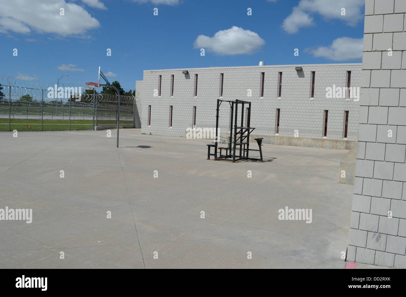 Eingezäunten Garten am amerikanischen Hochsicherheitsgefängnis. Hier dürfen Häftlinge außerhalb zu laufen, trainieren und Kontakte zu knüpfen. Stockfoto