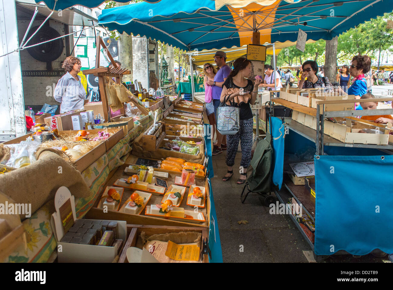 Straßenstände in paris Fotos und Bildmaterial in hoher Auflösung Alamy