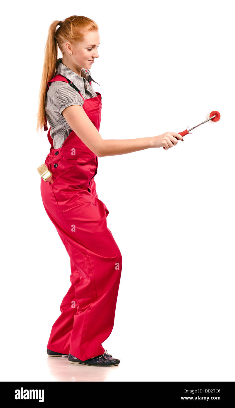 Junge Frau im roten Overall mit Malwerkzeugen, isoliert auf weiss Stockfoto