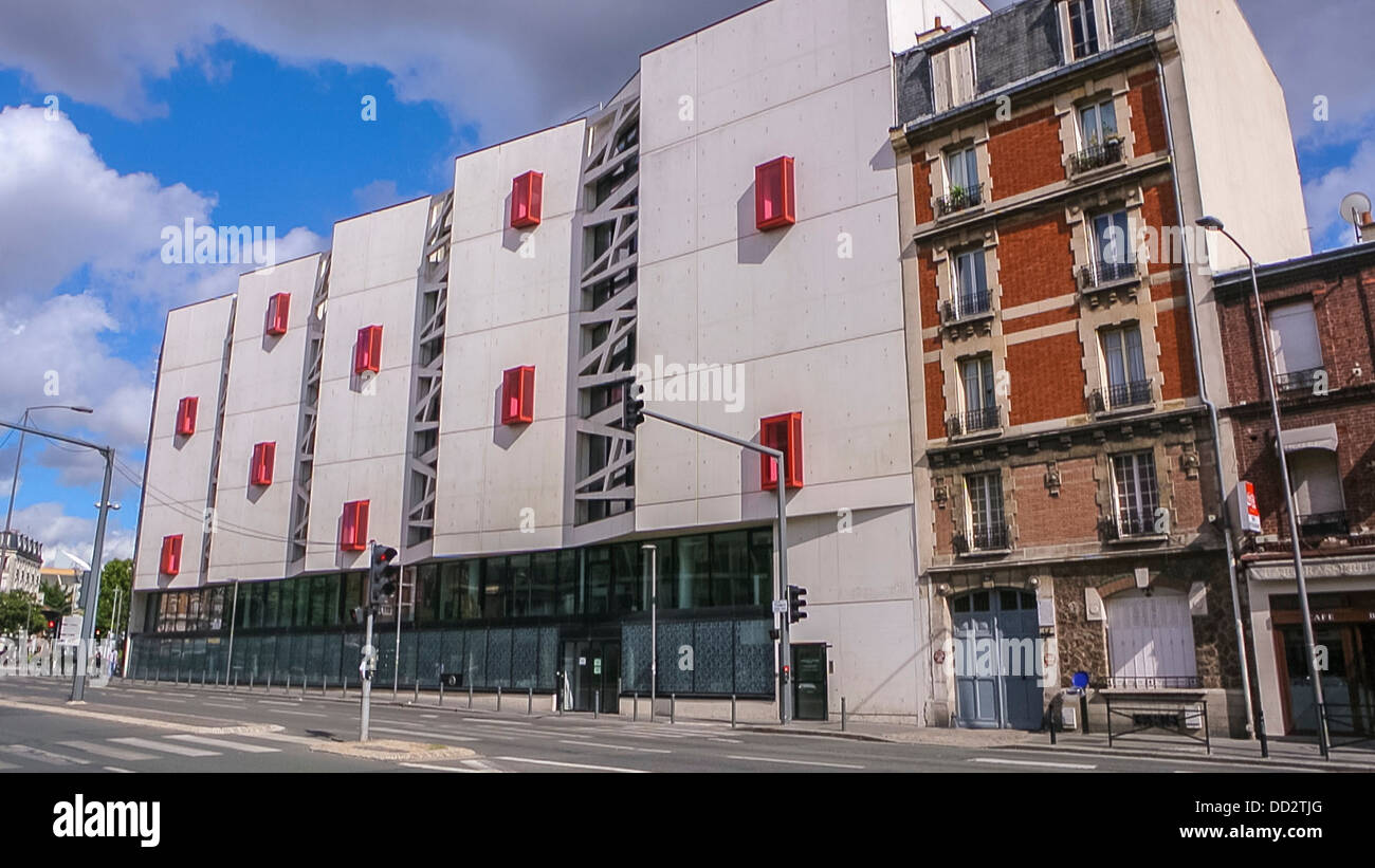 Clichy, Frankreich, Pariser Vororte, Kontrastgebäude mit alter und neuer Architektur, öffentliches Theater, saint denis-Gebäude Stockfoto