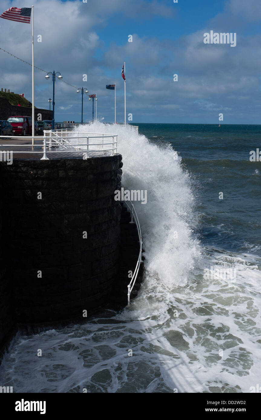 Aberystwyth Wales UK, Samstag, 24. August 2013 Seegang bringen eine Flut und böigem Wind Wellen, die in der Promenade am Aberystwyth am August Bank Holiday Wochenende.   Bildnachweis: Keith Morris/Alamy Live-Nachrichten Stockfoto