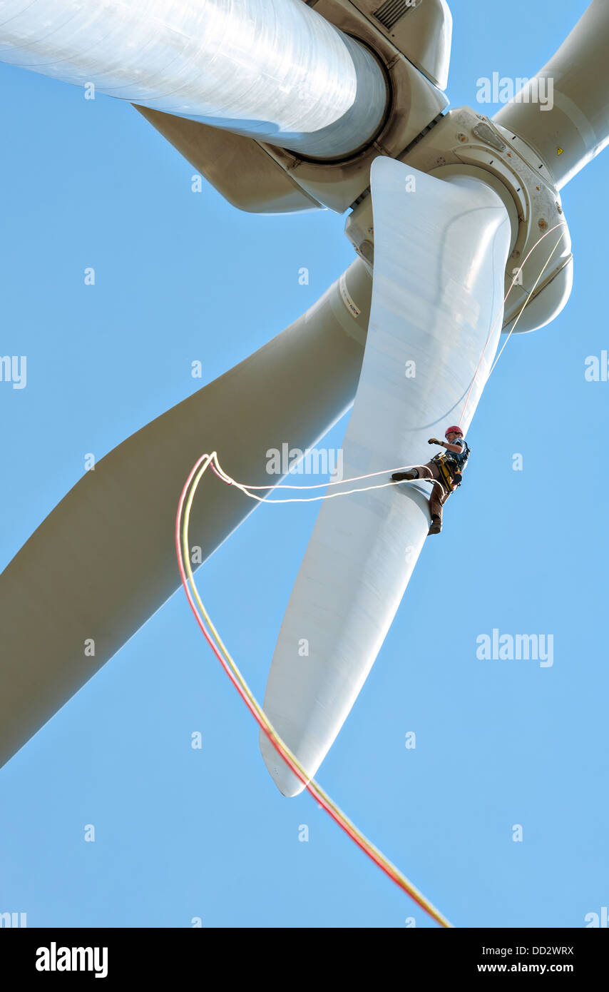 Pete Johnson von Gemini Rope Access Solutions inspiziert die Rotorblätter einer Windkraftanlage 3MW Alstom durch Abwehr, die klingen im National Wind Technology Center 9. August 2013 in Boulder, Colorado. Stockfoto