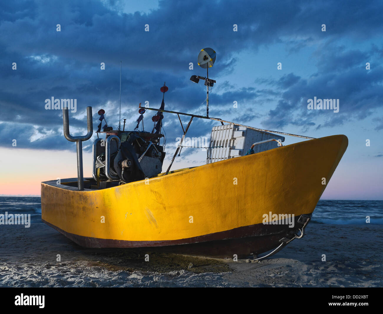 Fischerboot am sandigen Kai angedockt Stockfoto