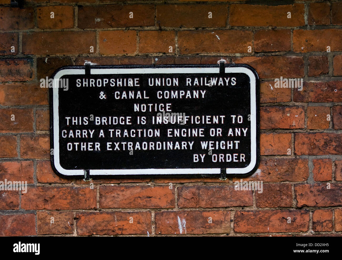 Frühes Gewicht Grenze Warnsignal auf dem Shropshire-union-Kanal Stockfoto