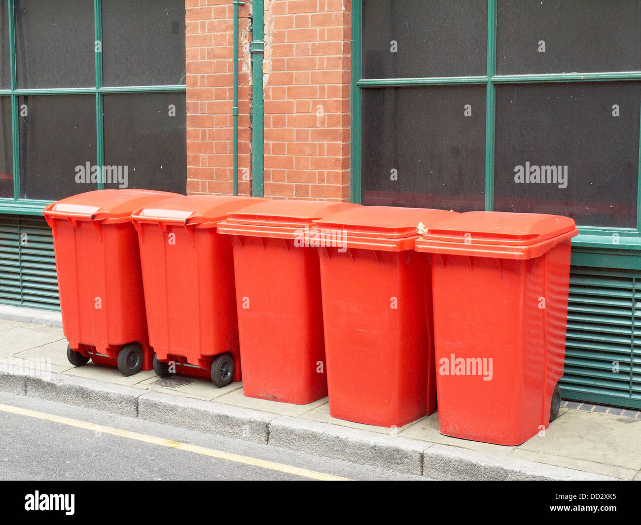 Roten Abfallbehälter auf Bürgersteig in Manchester UK Stockfoto