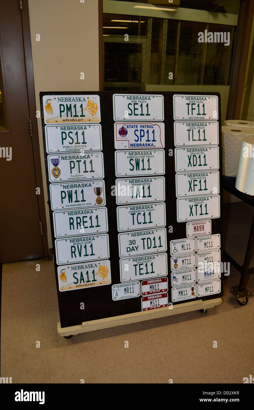 Fahrzeug-Kfz-Kennzeichen sind nach wie vor an der Nebraska State Penitentiary in Lincoln hergestellt. Der Prozess ist heutzutage digital. Stockfoto