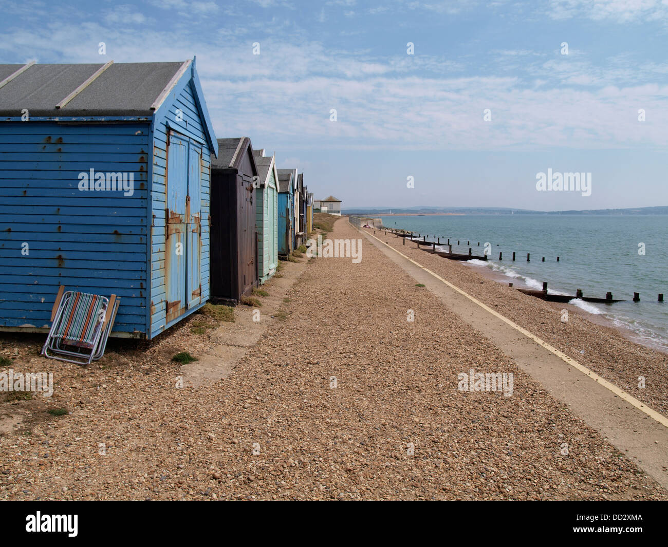 Alten Liegestühle neben alten Strandhütten, Milford am Meer, Hampshire, UK 2013 Stockfoto