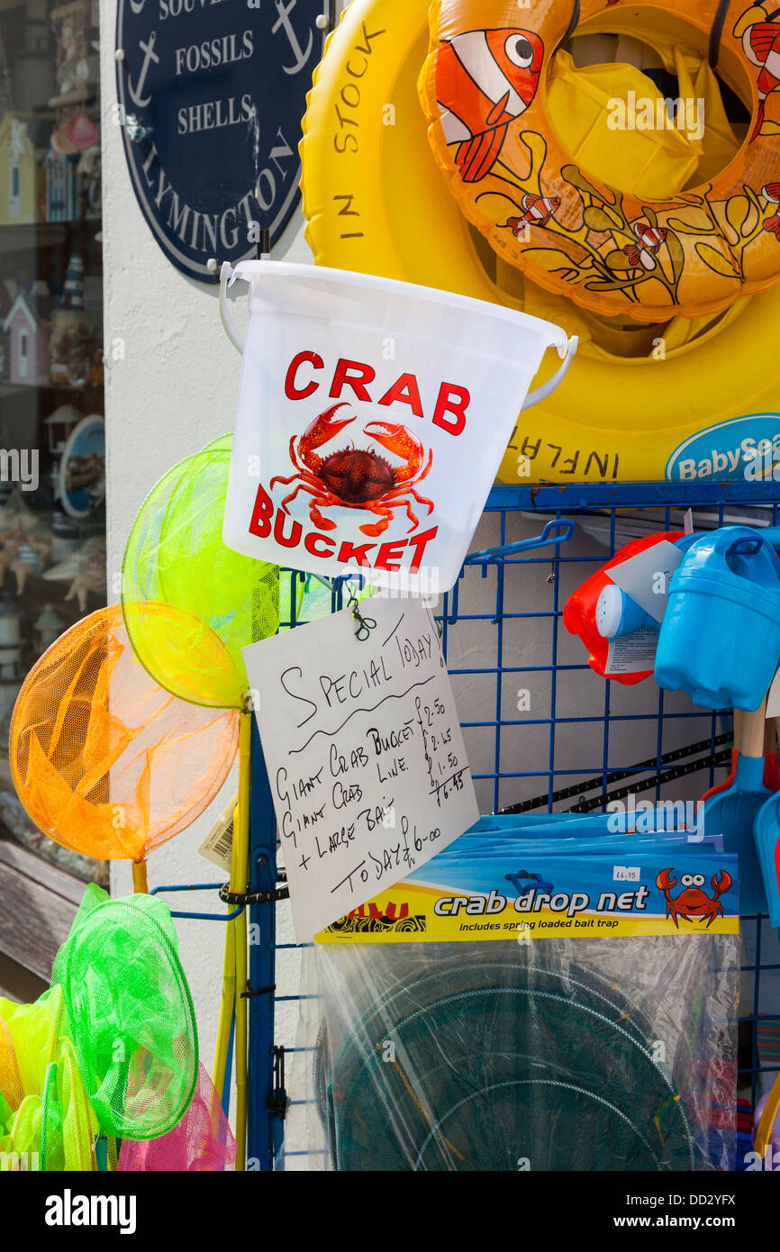 Krabben Sie-Fischen-Eimer und Netze für den Verkauf in Lymington, Hampshire, England Stockfoto