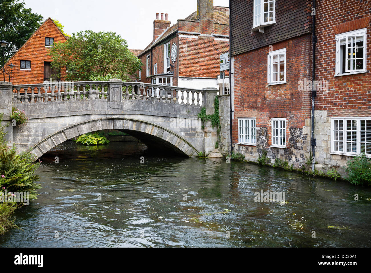 Stadt Brücke und Stadt Mühle am Fluss Itchen in Winchester, Hampshire, UK Stockfoto