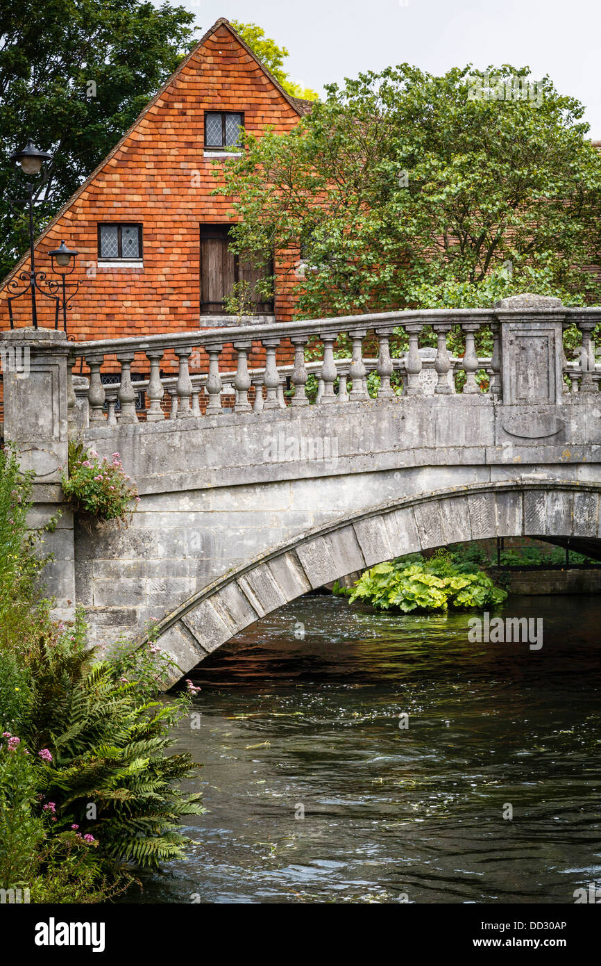 Stadt Brücke und Stadt Mühle am Fluss Itchen in Winchester, Hampshire, UK Stockfoto