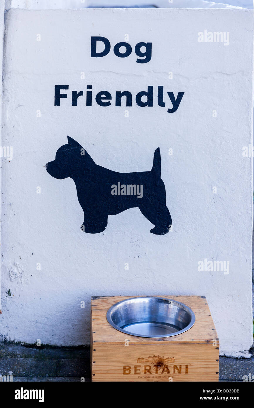 Hund freundlich Zeichen und Wassernapf vor Geschäft in Lymington, Hampshire, England Stockfoto