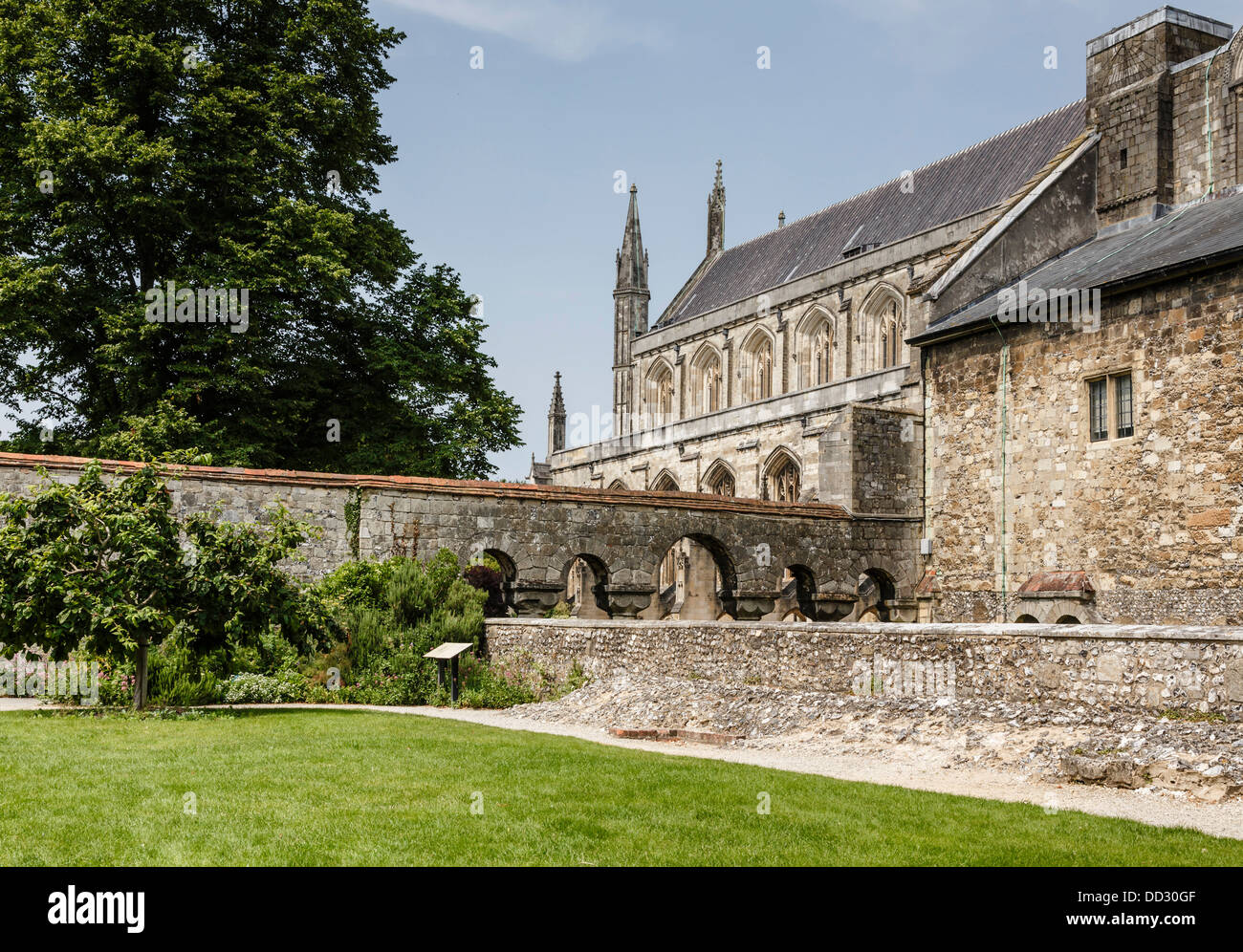 Winchester Cathedral und Dean Garnier Garten, Hampshire, England Stockfoto