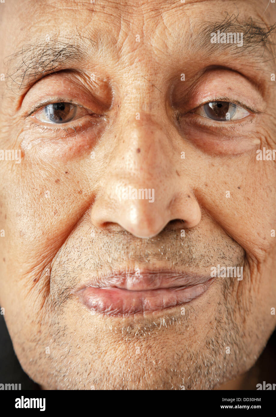 Gesicht eines alten asiatischen Mannes hautnah Stockfoto