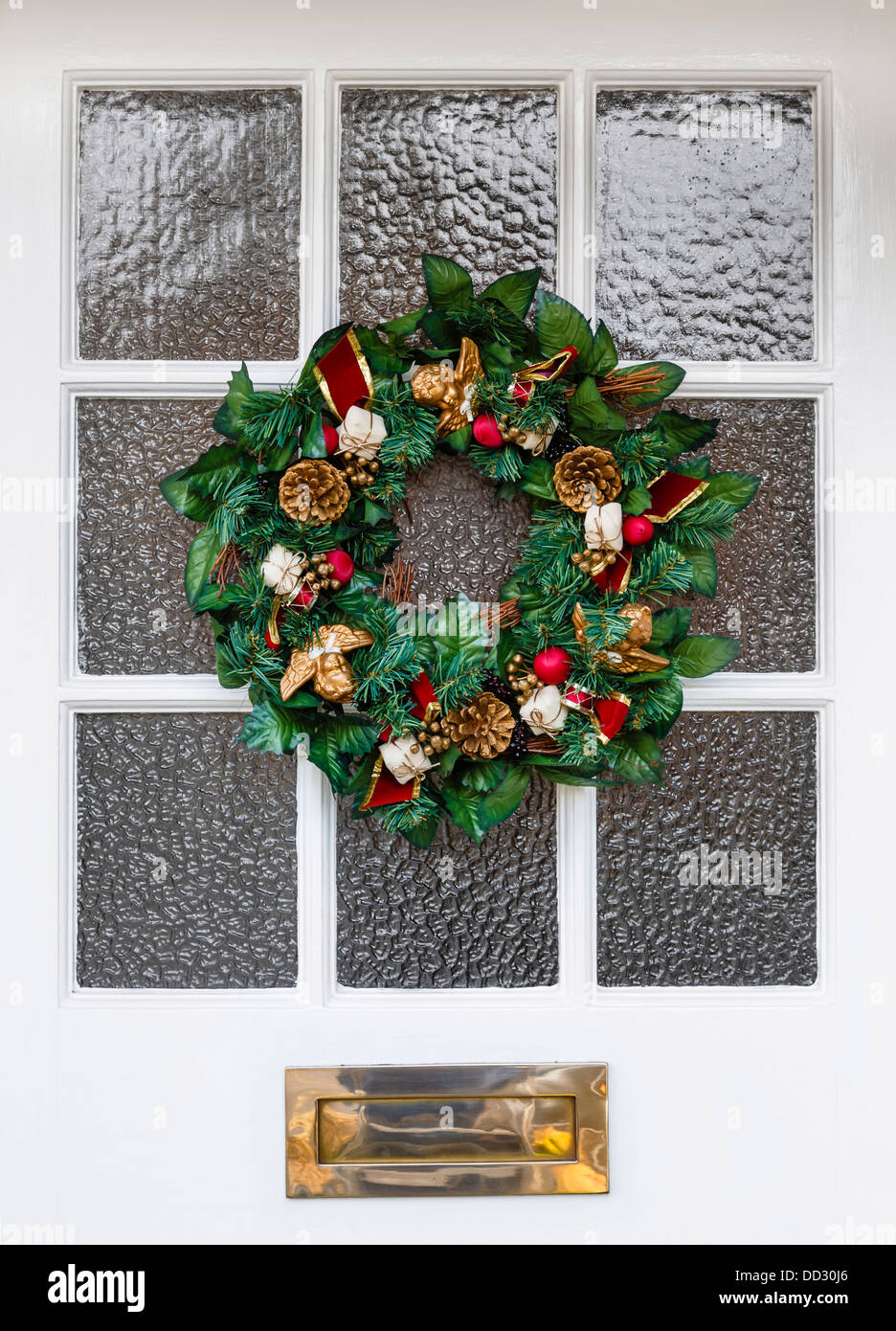 Weihnachtskranz an Eingangstür eines Hauses Stockfoto