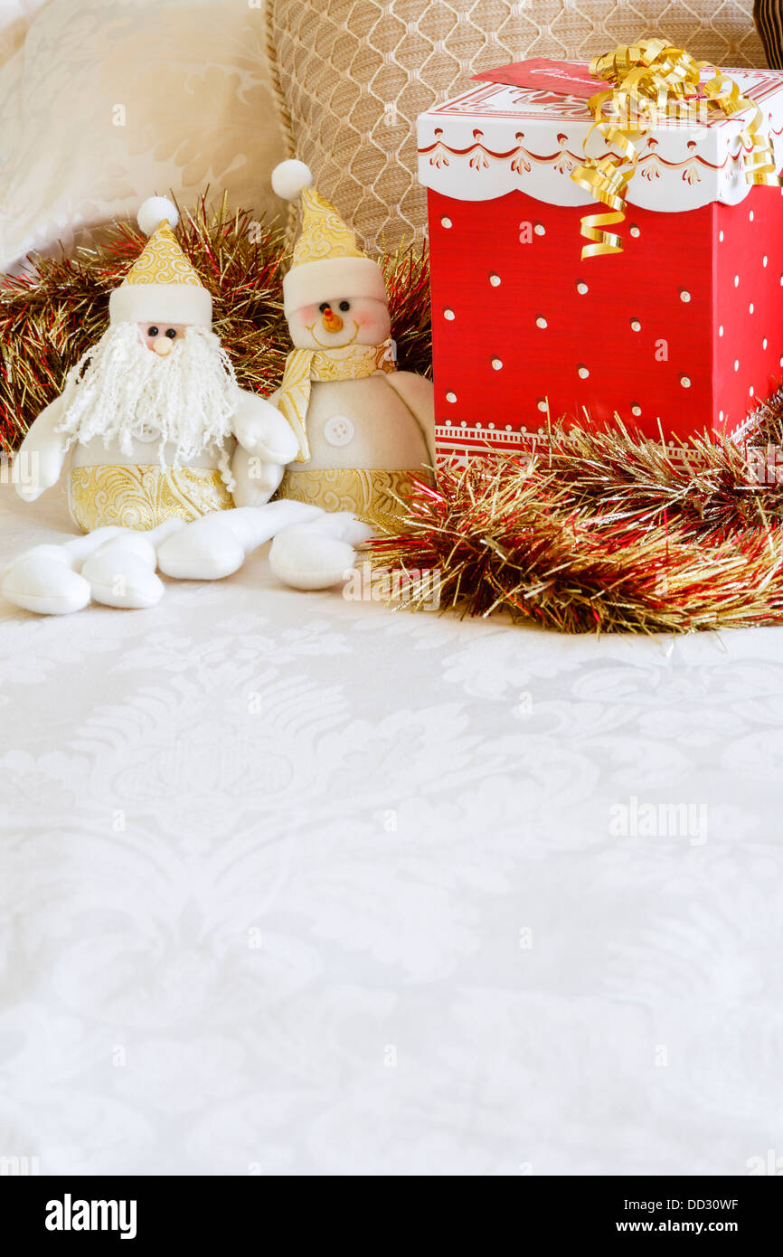 Weihnachtsgeschenk auf Creme Bettwäsche mit Exemplar Stockfoto