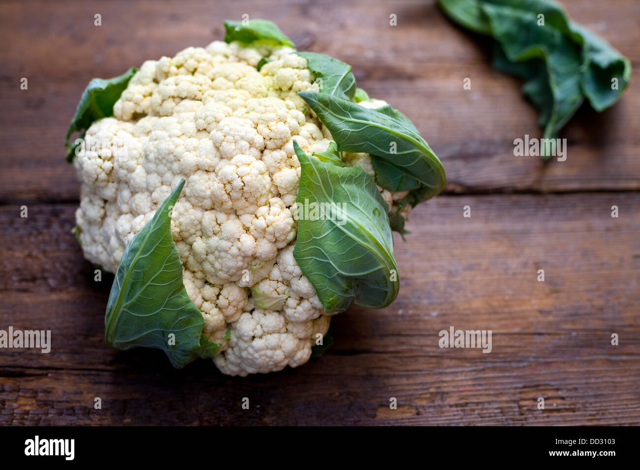 Blumenkohl auf dem Holzbrett Stockfoto