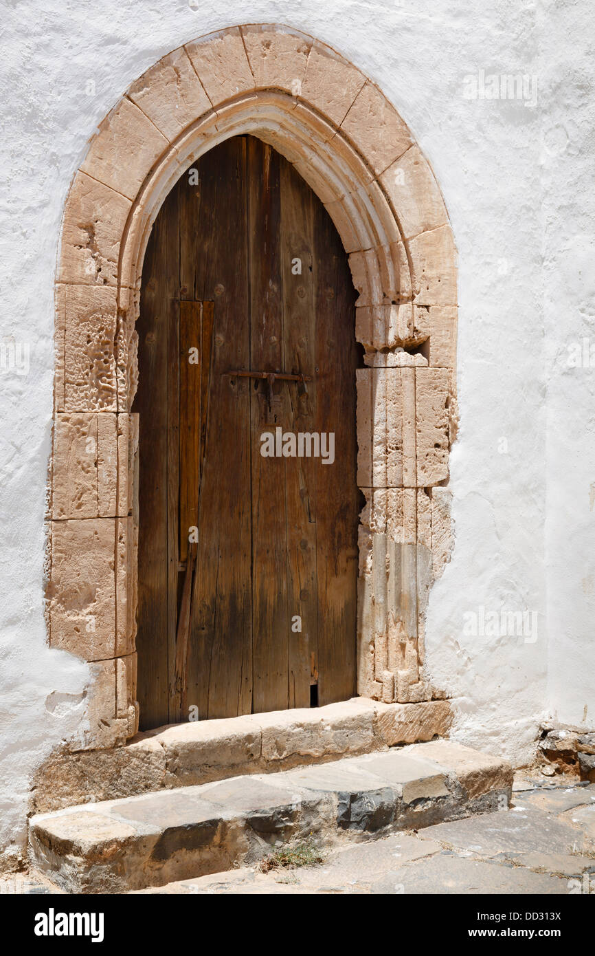 Historische gewölbte Holztür, eine alte spanische Kirche Stockfoto