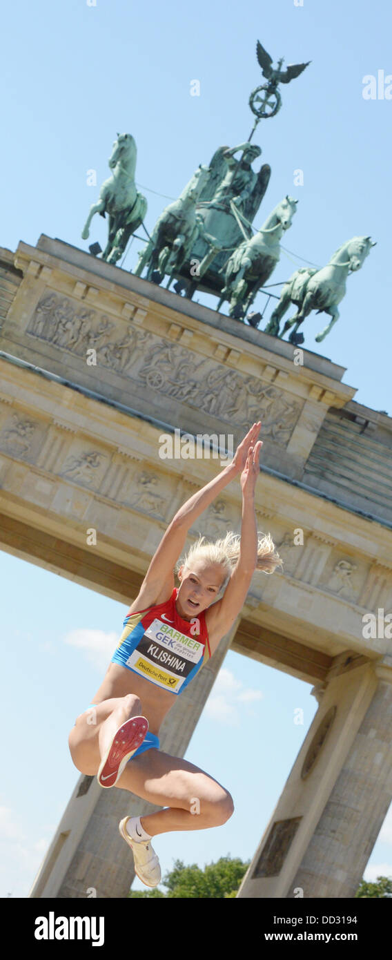 Berlin, Deutschland. 24. August 2013. Russische Weitspringerin Darya Klishina in Aktion bei der Leichtathletik-Veranstaltung "fliegt Berlin" am Brandenburger Tor in Berlin, Deutschland, 24. August 2013. Insgesamt acht Finalisten des World Cup in Moskau wird an dem Wettbewerb teilnehmen. Foto: RAINER JENSEN/Dpa/Alamy Live-Nachrichten Stockfoto