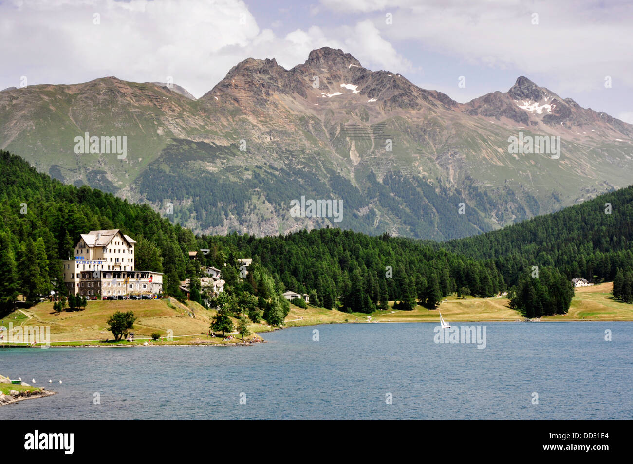Schweiz - St. Moritz - See - dramatische Bergkulisse - bewaldete Hänge - blaue Wasser - Sommer-Sonne - Wolken Stockfoto