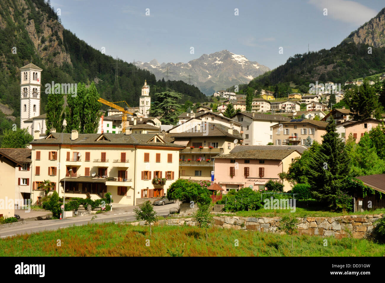 Schweiz - Bernina Express - Tirano an St. Moritz - Poschiavo Alpendorf - betrachtet aus dem Zug - Sonnenlicht blauen Himmel Stockfoto