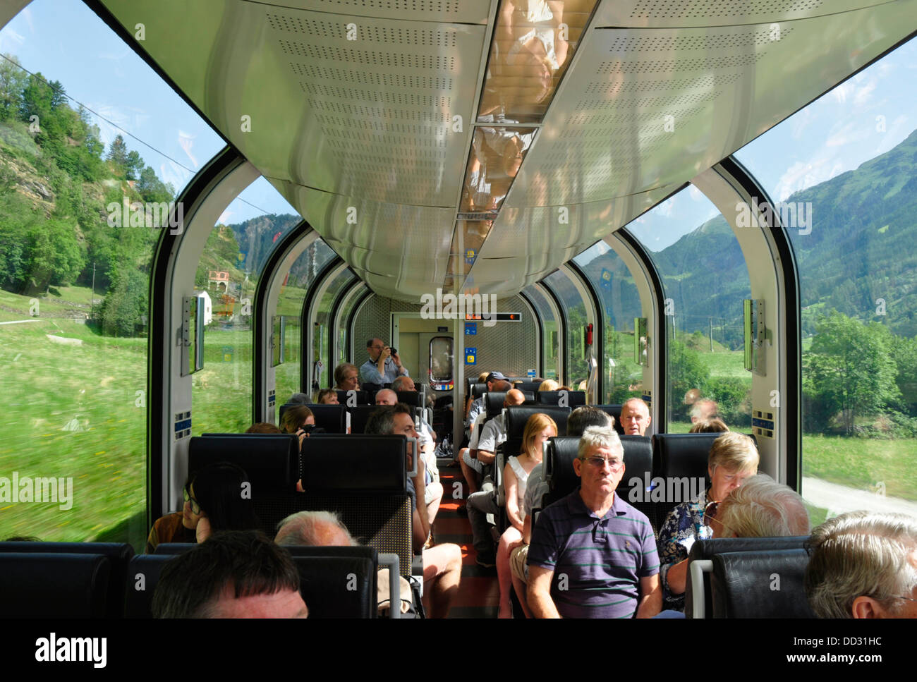 Schweiz - Bernina-Express-Zug - Tirano, St Moritz Linie - eine touristische Beobachtung Kutsche - hellem Sonnenlicht Stockfoto