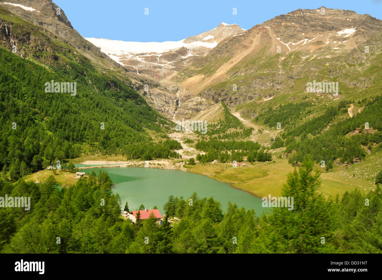 Schweiz - Lago Bianco - aus dem Bernina-Express-Zug - Berg Kulisse - Piz Bernina + Piz Palu - Sommer Sonne Stockfoto