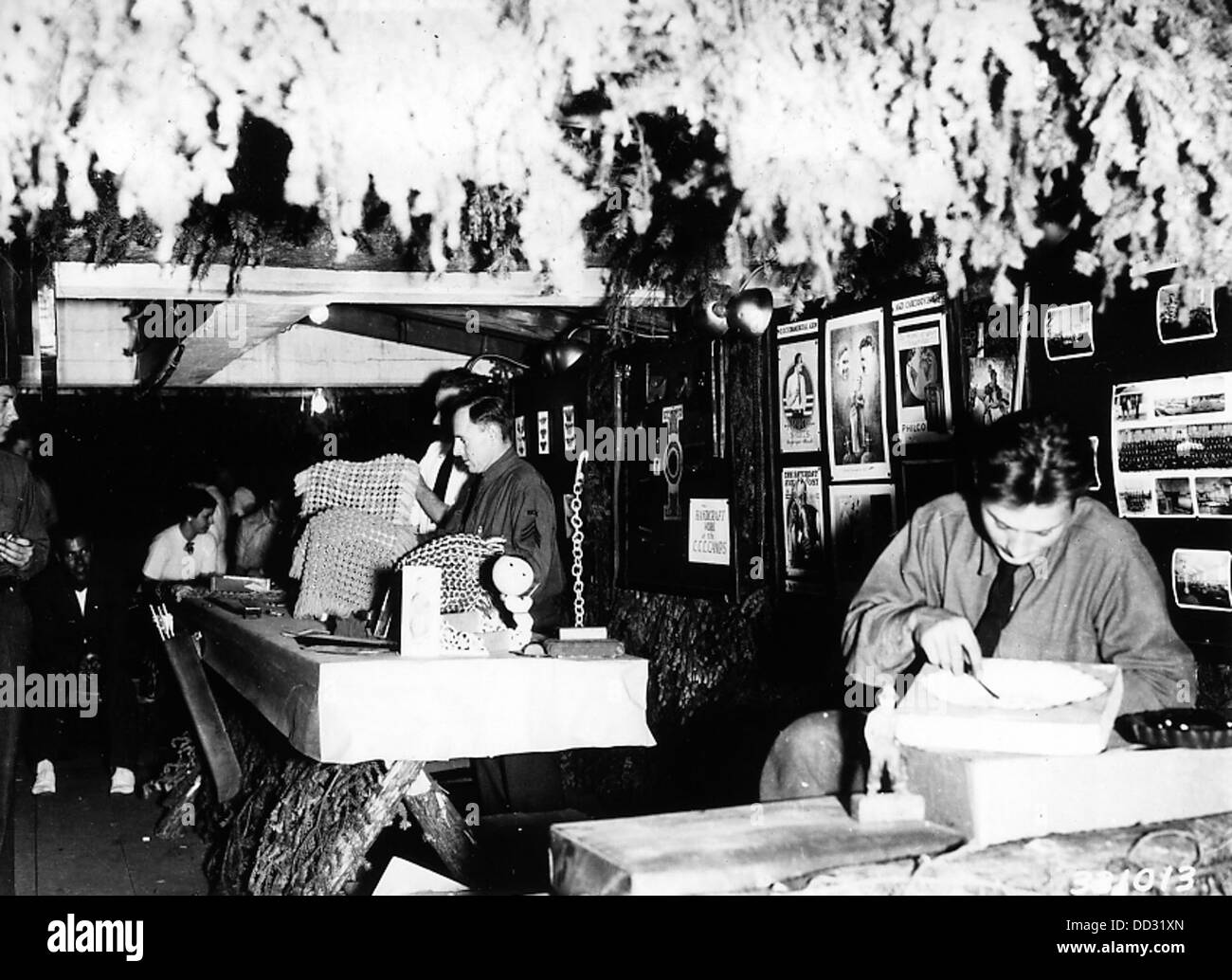 Blick auf einen Handwerksstand mit handgefertigten Gegenständen und handwerklichen Waren. Dieser Stand wird in der Regel auf Kunsthandwerksmessen oder -Märkten gefunden und zeigt lokale Kunstfertigkeit und Handwerkskunst. Stockfoto