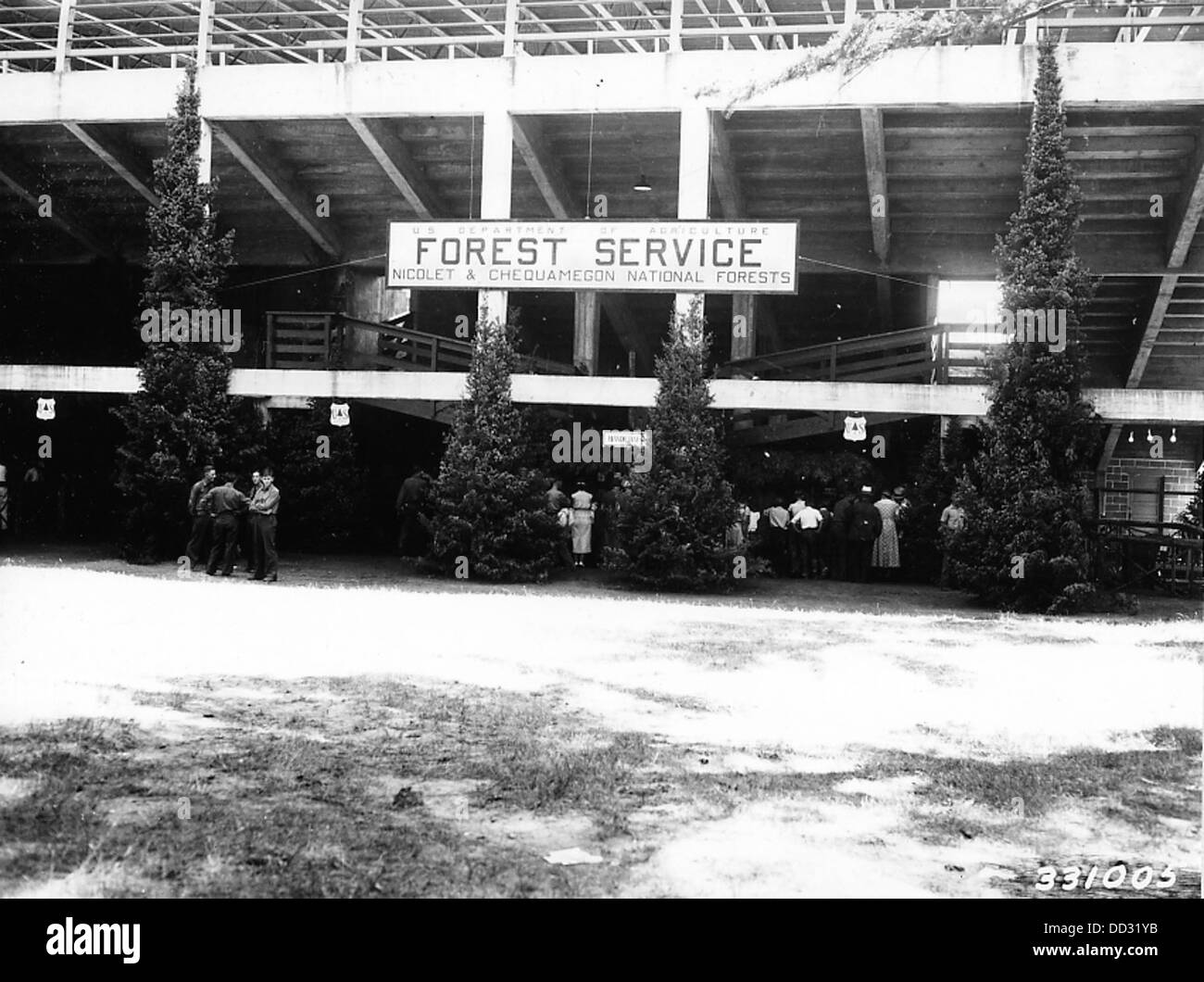 Dieses Foto zeigt die Nordseite der Tribüne, dekoriert für eine Veranstaltung. Die Dekoration verstärkt das Erscheinungsbild der Struktur, die oft ein Schlüsselmerkmal von Stadien und Arenen ist. Die ereignisspezifische Dekoration zeigt, wie der Veranstaltungsort für einen Anlass, wie z. B. ein Sportspiel oder eine öffentliche Veranstaltung, vorbereitet wurde. Stockfoto