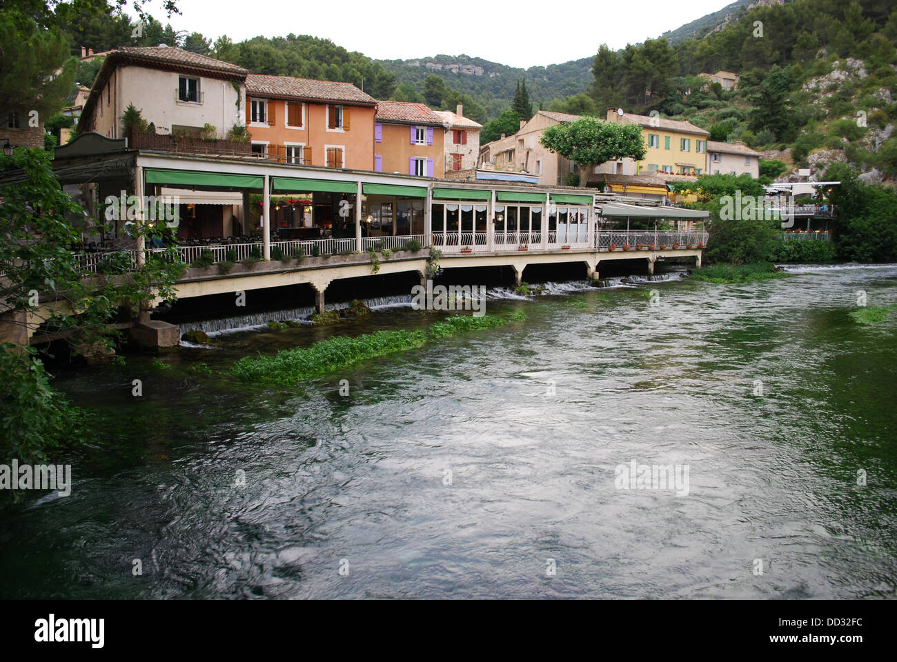 Fontaine de Vaucluse Dorf auf Sorgue saubere grüne Flusswasser, Provence, Frankreich Stockfoto