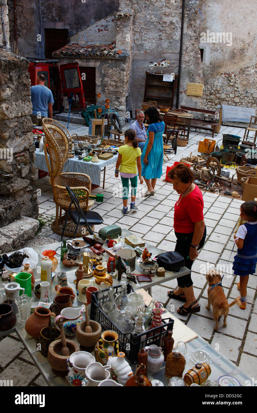 Antiquitäten und Sammlerstücken in Santo Stefano di Sessanio, Italien verkauft. Stockfoto