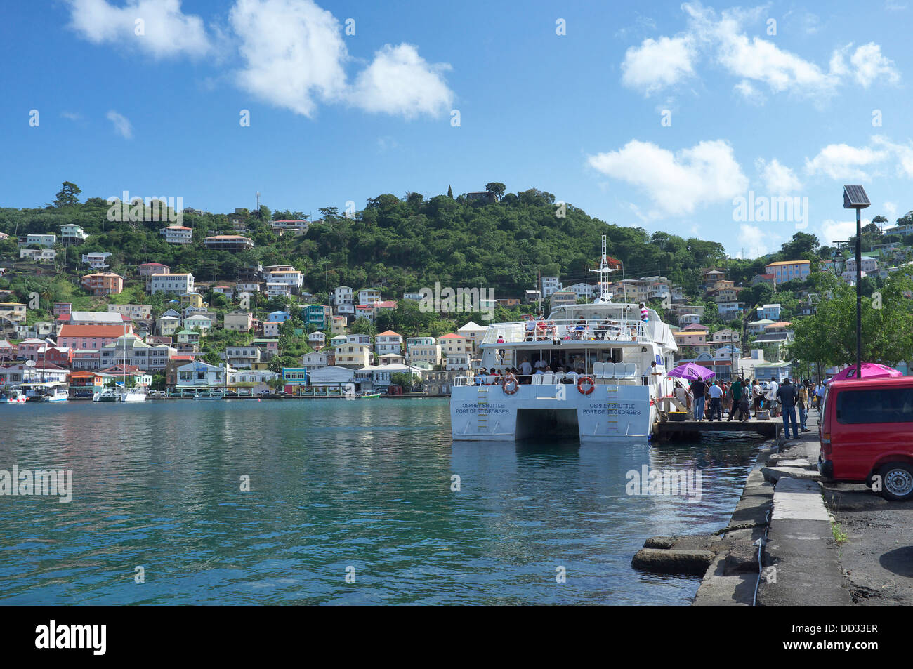 Blick über die Bucht auf St. George's die Hauptstadt von Grenada, Karibik-Insel Stockfoto