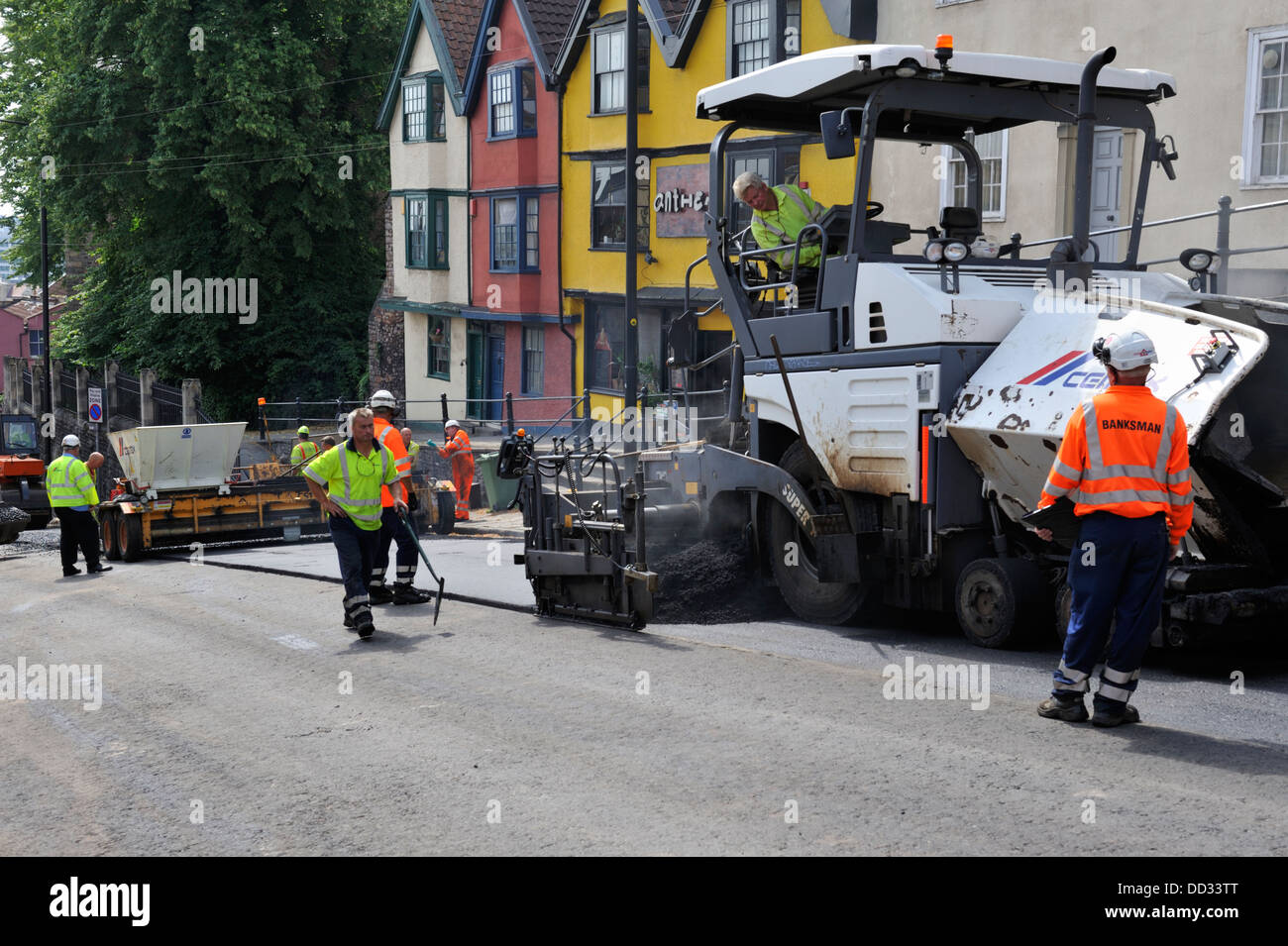 Straßenarbeiten Oberflächenersatz Straße mit spezialisierten Asphalt Verbreitung Maschine, UK Stockfoto