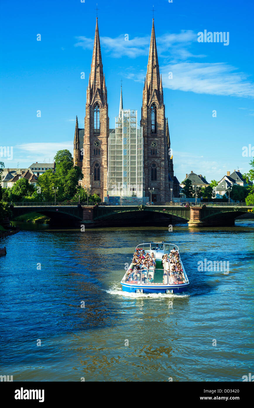 Schifffahrt auf dem Fluss Ill und St Paul evangelische Kirche mit Gerüst Straßburg Elsass Frankreich Stockfoto