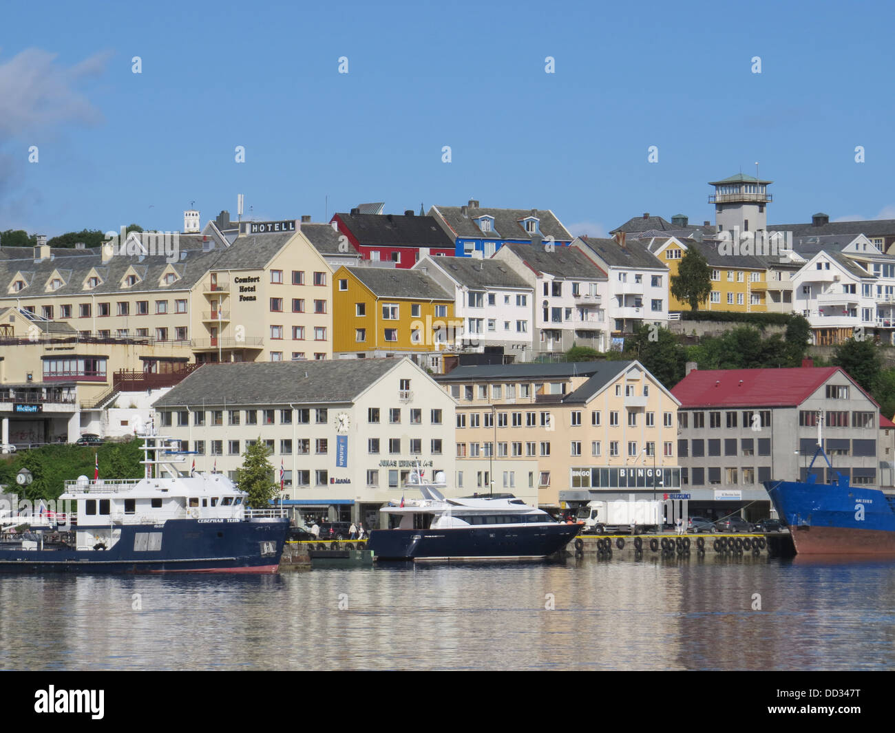 KRISTIANSUND, Norwegen. Bestandteil der Hafenbereich mit lokalen Fähre auf der linken Seite. Foto Tony Gale Stockfoto