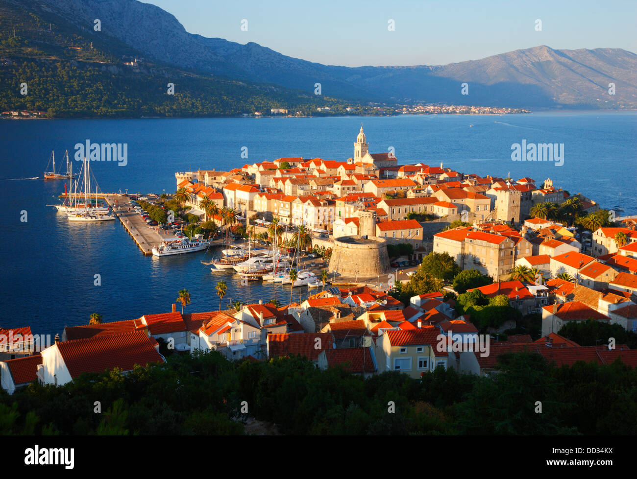 Altstadt von Korcula. Halbinsel Peljesac im Hintergrund. Stockfoto