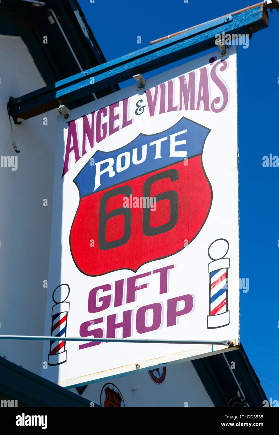 Melden Sie außen Angel und Vilma Delgadillo der Route 66 Souvenirshop auf der historischen Route 66, Seligman, Arizona, USA Stockfoto
