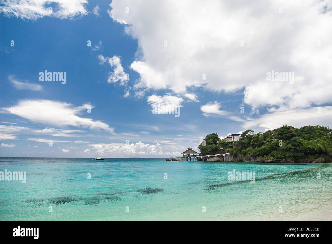 Villa am tropischen Meer mit türkisblauem Wasser Stockfoto