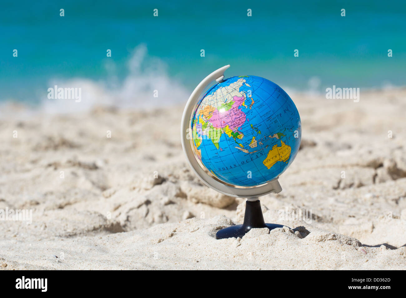 Globus am tropischen Strand, Reisekonzept Stockfoto