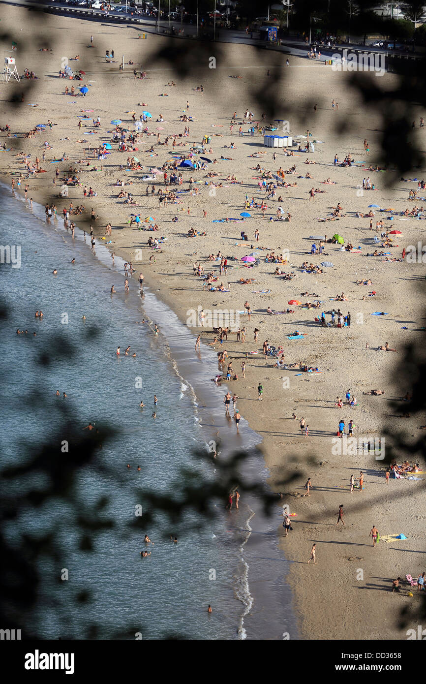 Sommer Menschenmenge am Strand in Hondarribia, Nordspanien Stockfoto