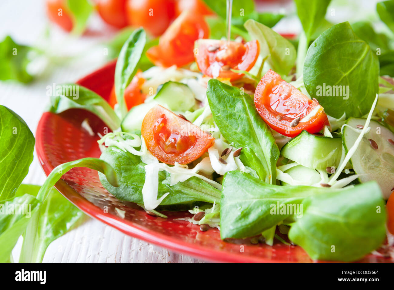 Salat aus frischem Gemüse mit Pflanzenöl, Essen Stockfoto