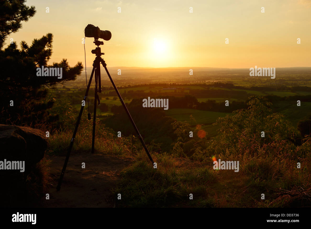Nikon D800 Kamera und Stativ mit dem Sonnenuntergang Landschaft fotografieren mit Blick auf die Cheshire Plain UK Stockfoto