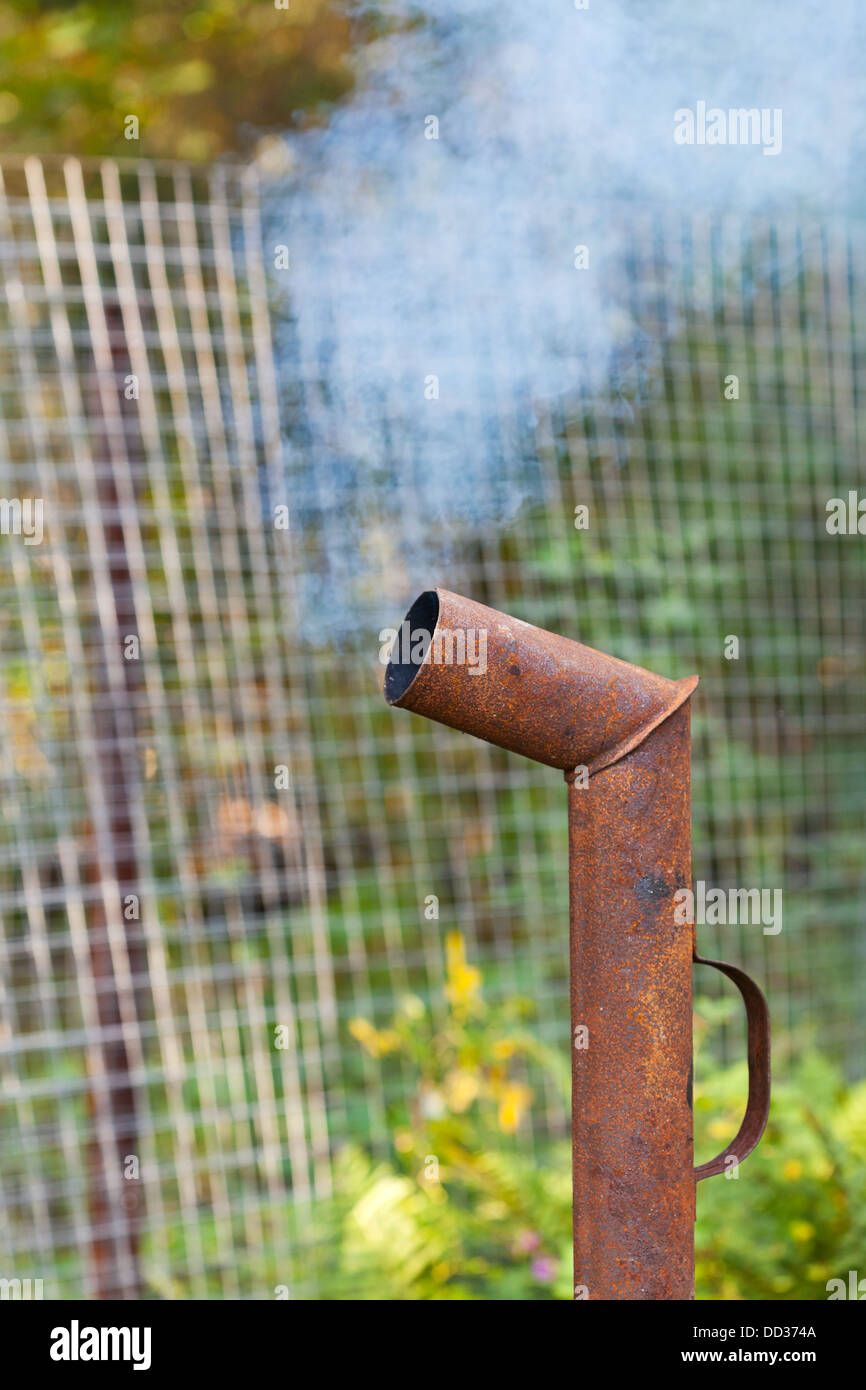 Rauch von rostige Rohr im freien Stockfoto