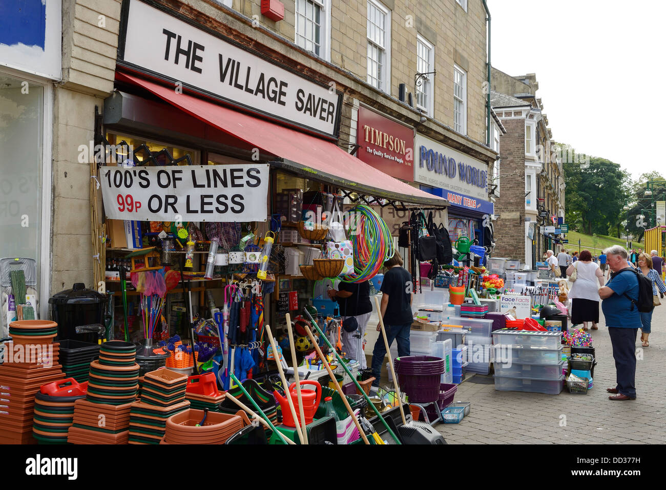 Shop-Artikel angezeigt auf dem Bürgersteig auf der Haupteinkaufsstraße in Buxton UK Stockfoto