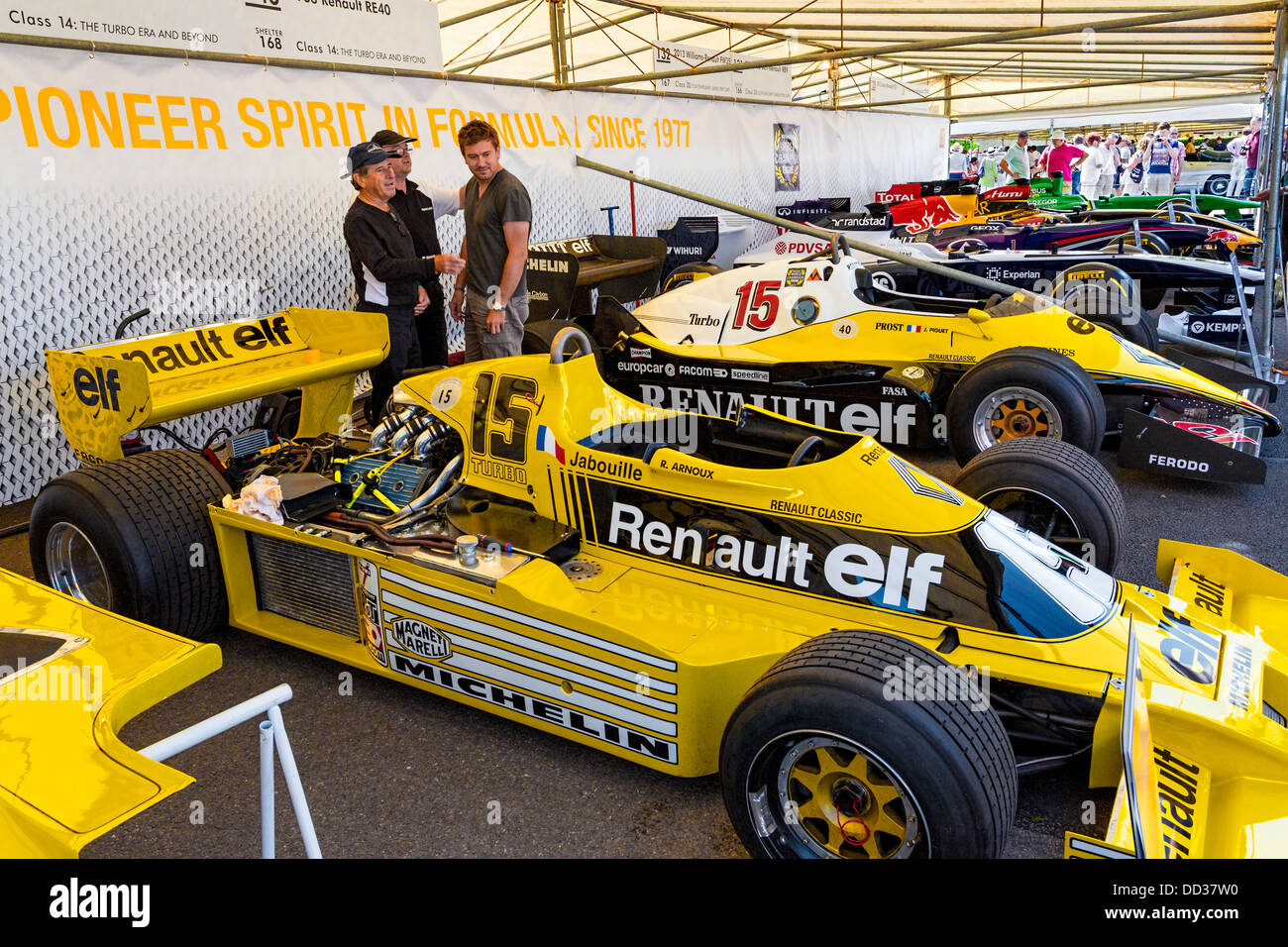 Renault RS01 1977 und 1983 Renault RE40 im Fahrerlager auf dem 2013 Goodwood Festival of Speed, Sussex, UK. Stockfoto