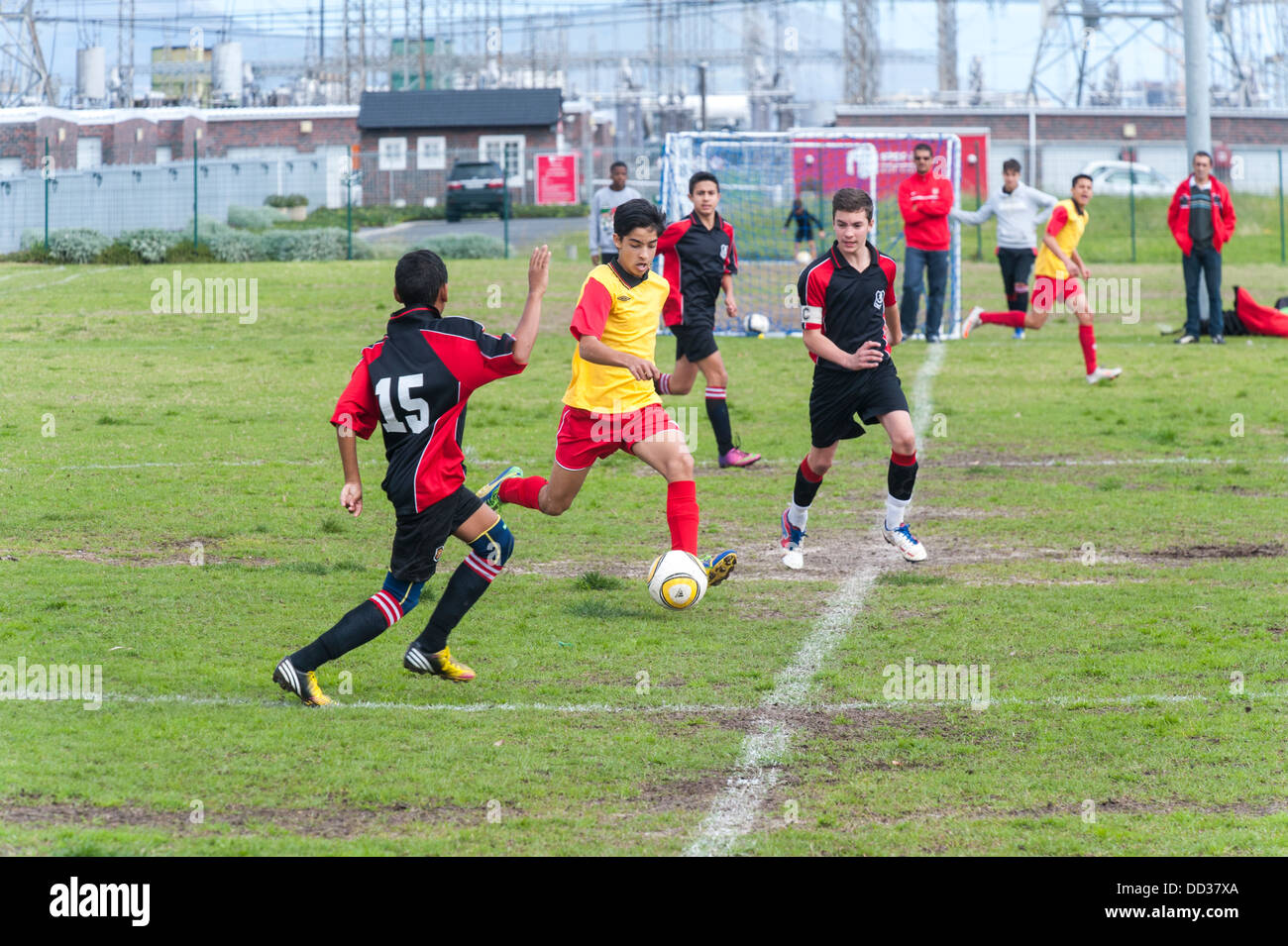 U15B-Football-Spieler in Aktion ein Spiel Cape Town, Südafrika Stockfoto