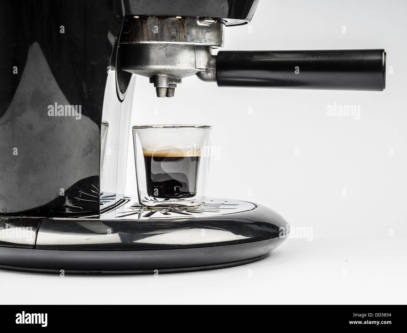Schwarzen elektrische Espressomaschine, die isoliert auf weißem Hintergrund Stockfoto